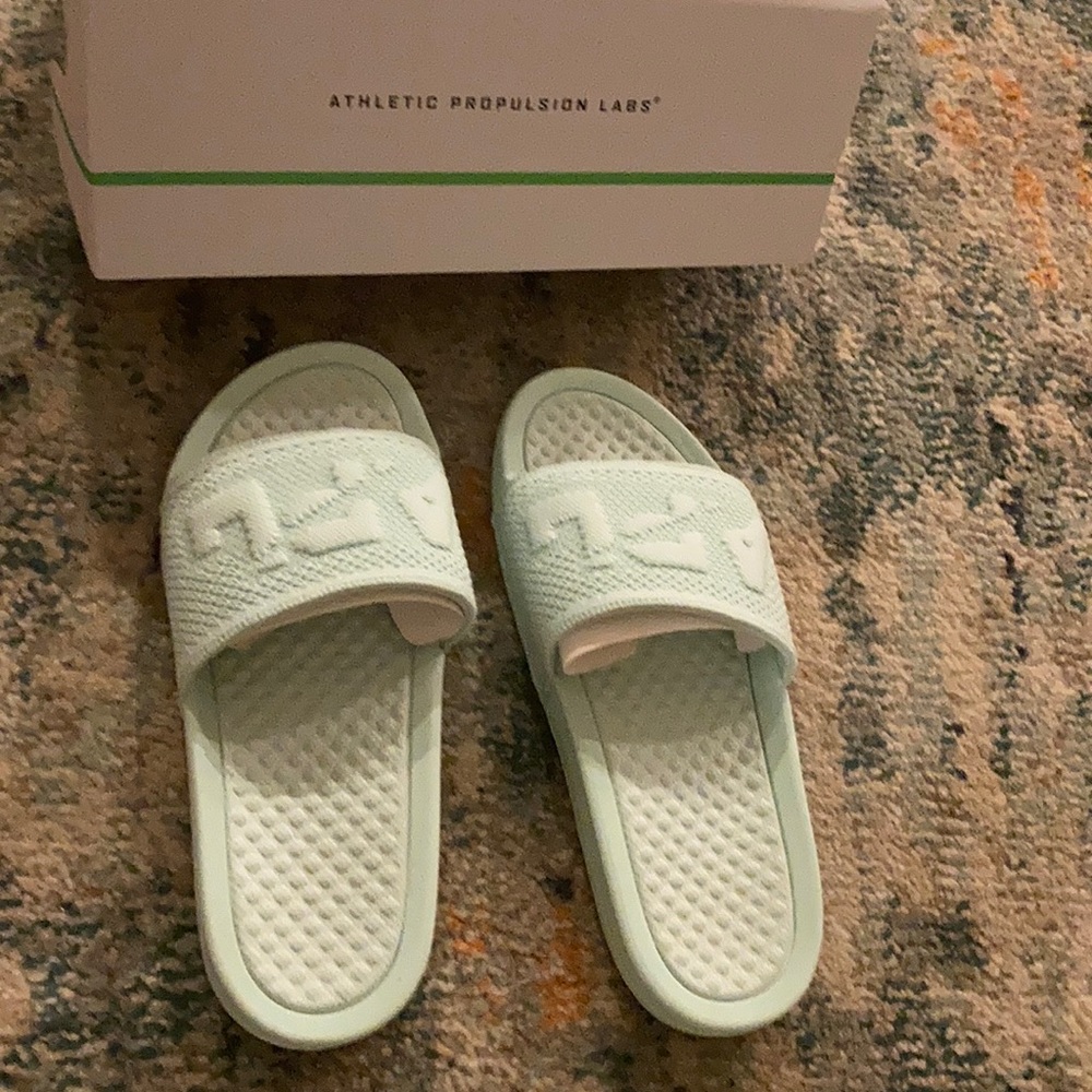 APL slides peppermint women size 9